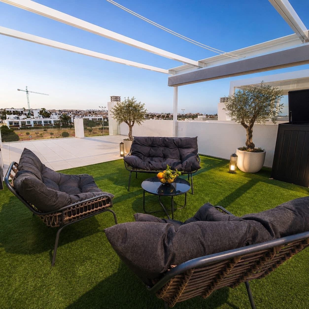 Dachterrasse mit Sitzlounge und Sonnensegel