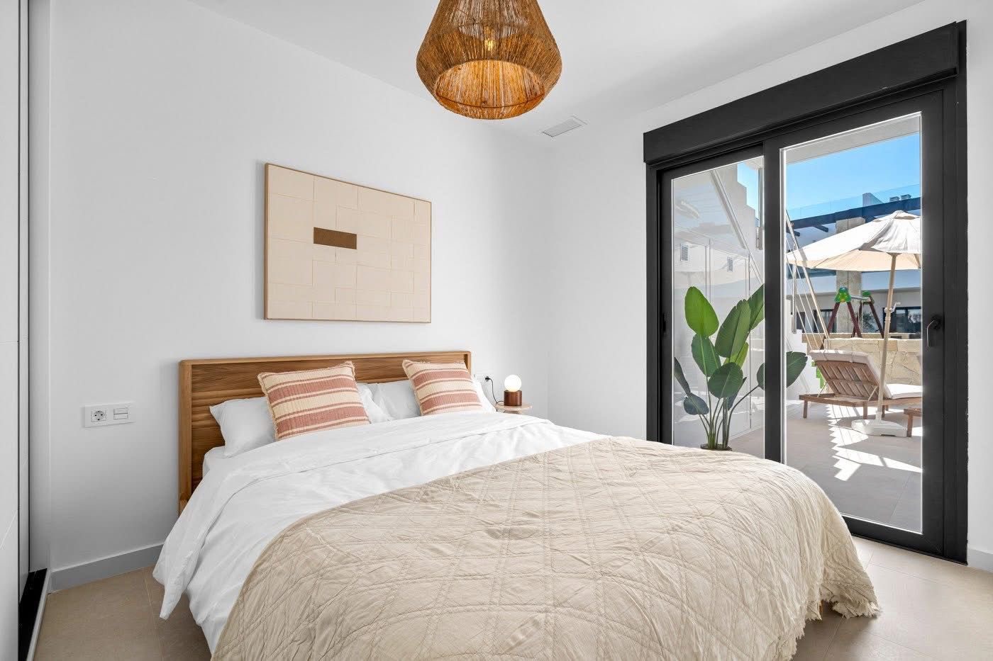 Schlafzimmer mit Doppelbett und Terrassenzugang