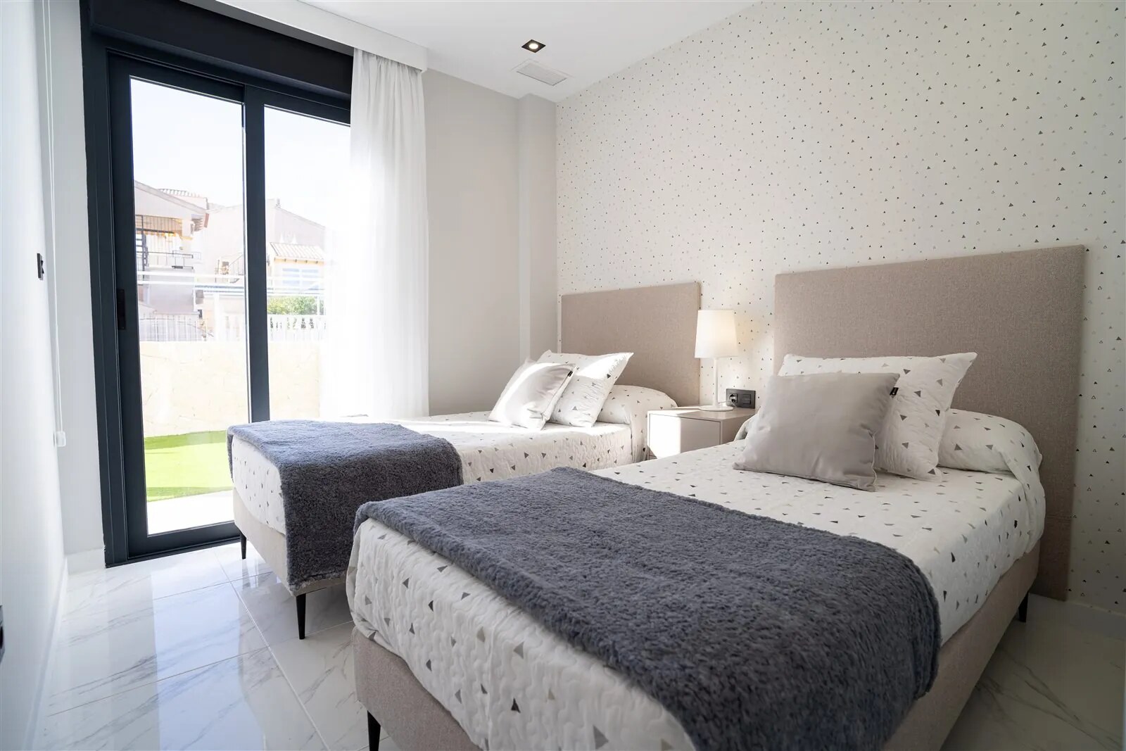 Schlafzimmer mit zwei Einzelbetten