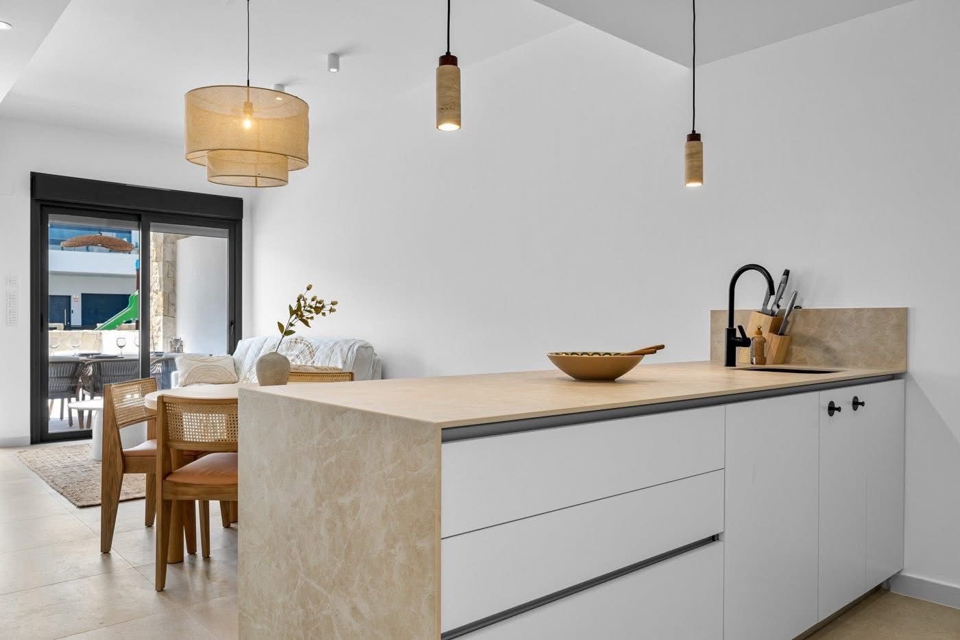 Einbauküche mit Kochinsel in Weiß und Holz