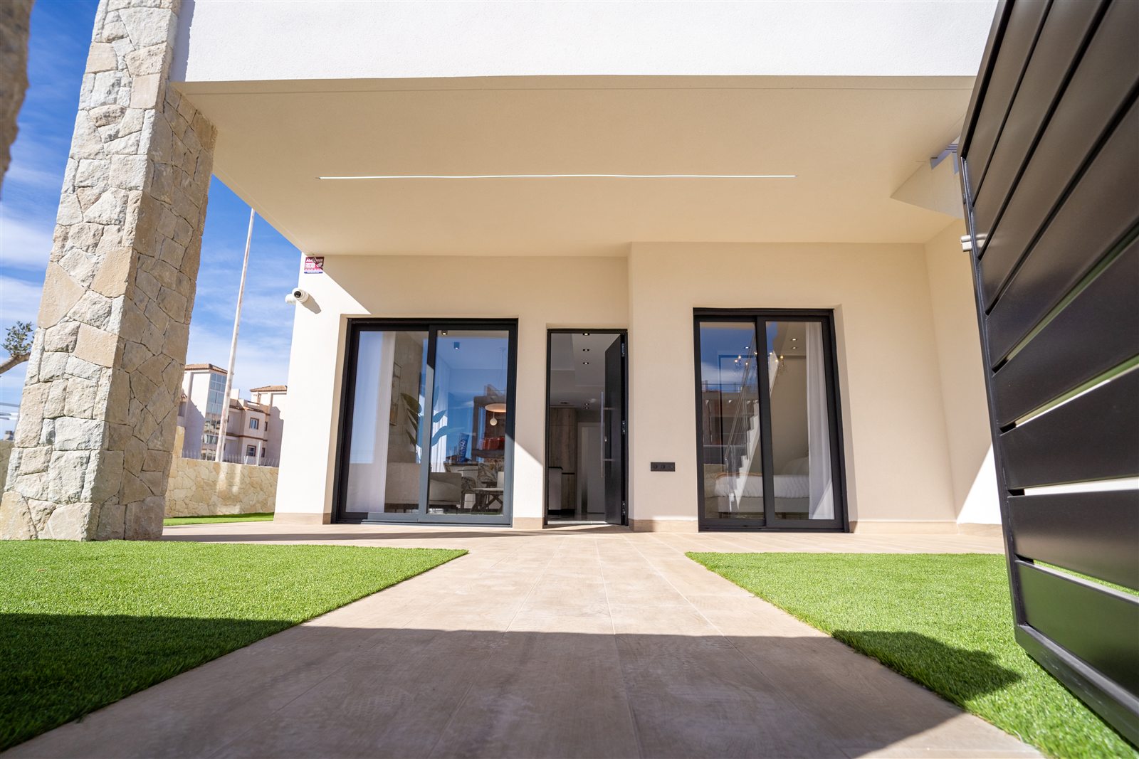 Moderne Fassade mit Naturstein und Eingang